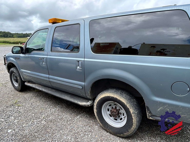 2000-ford-excursion-image-3