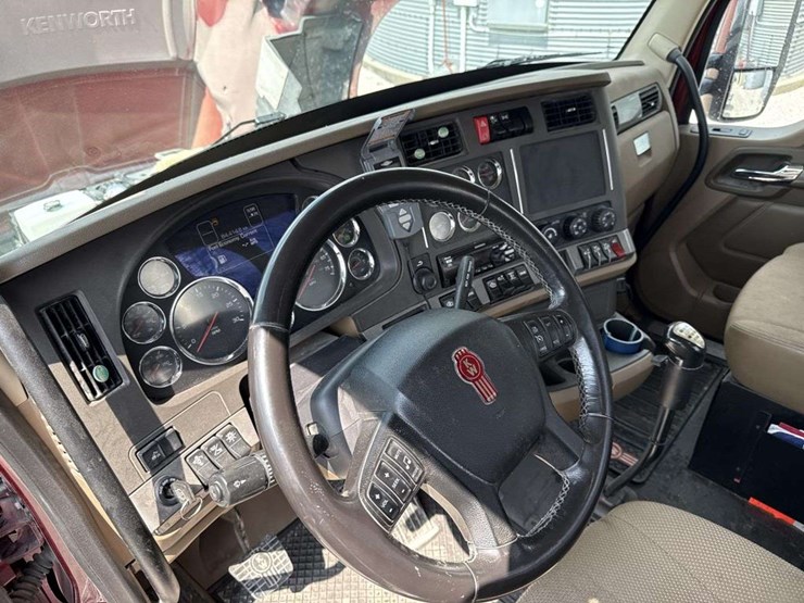2014-kenworth-t680-image-22