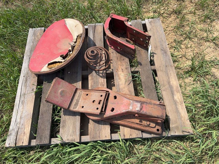 farmall-seat-image-1