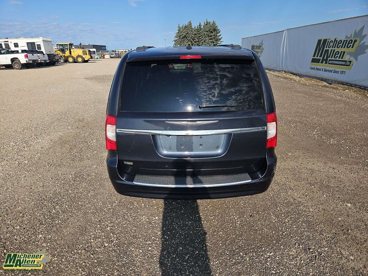 2014-chrysler-town-&-country-image-7