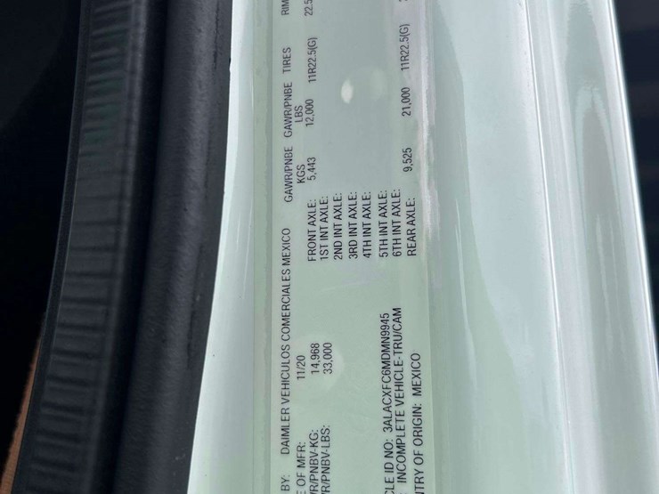 2021-freightliner-m2-106-image-5
