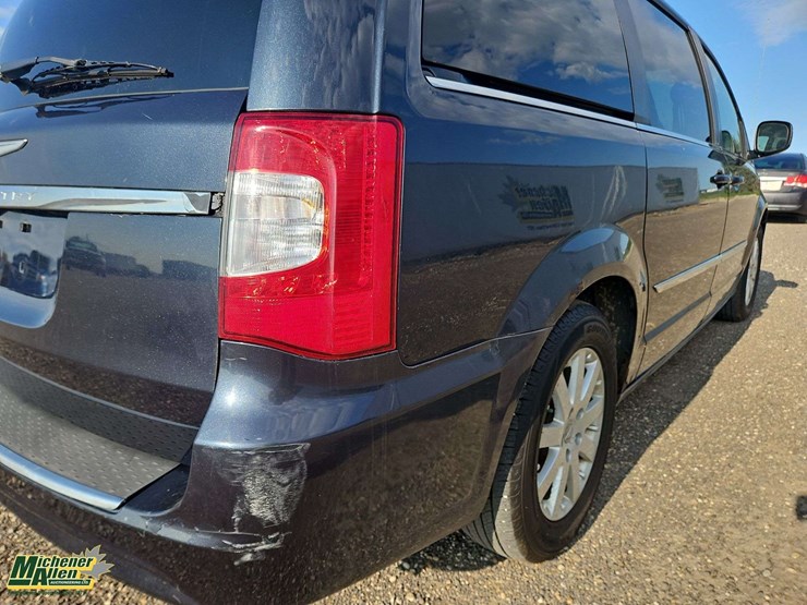 2014-chrysler-town-&-country-image-38