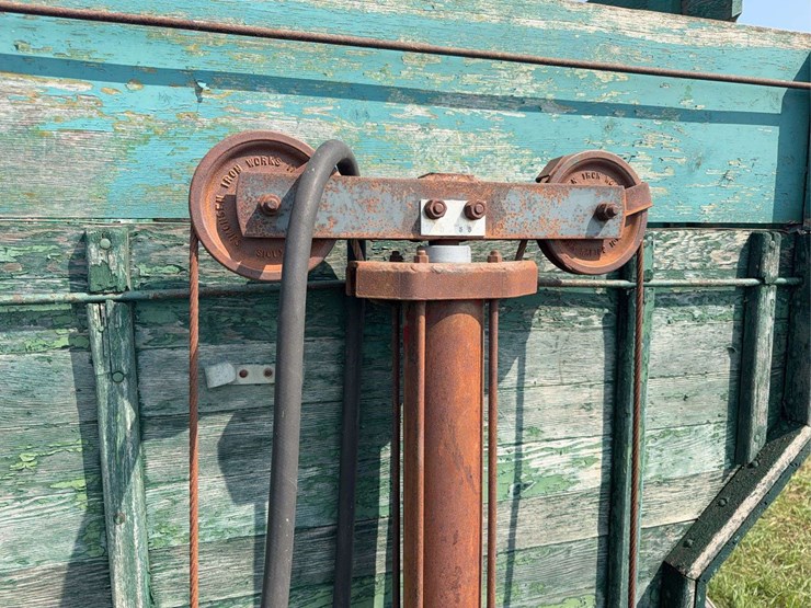 john-deere-running-gear-and-flare-box-wagon-with-simonsen-hoist-image-6