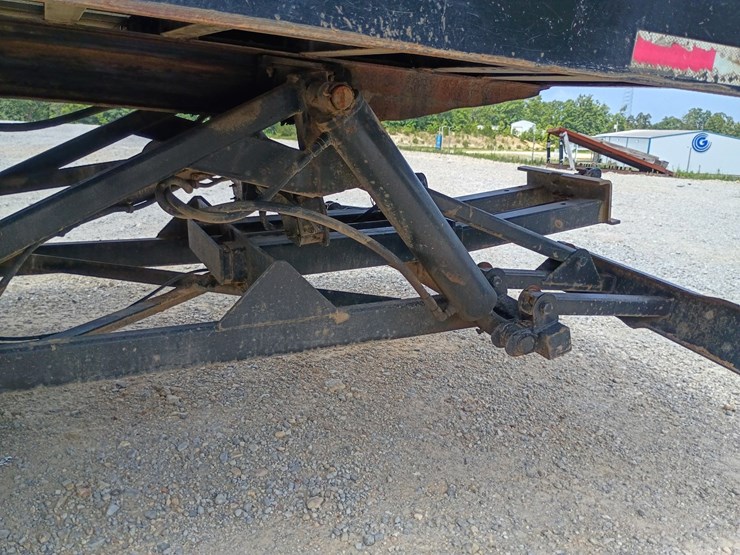 2013-freightliner-m2-106-image-87