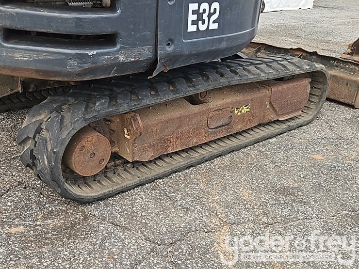 2016-bobcat-e32-image-20