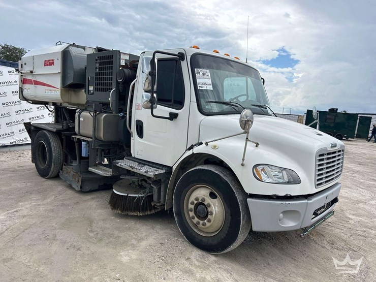 2019-freightliner-m2-106-image-2
