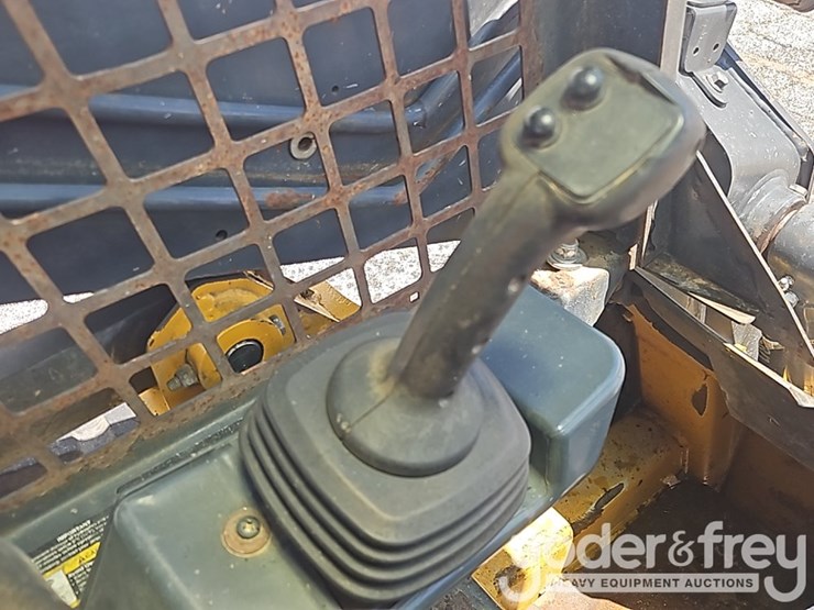 2019-deere-317g-image-28