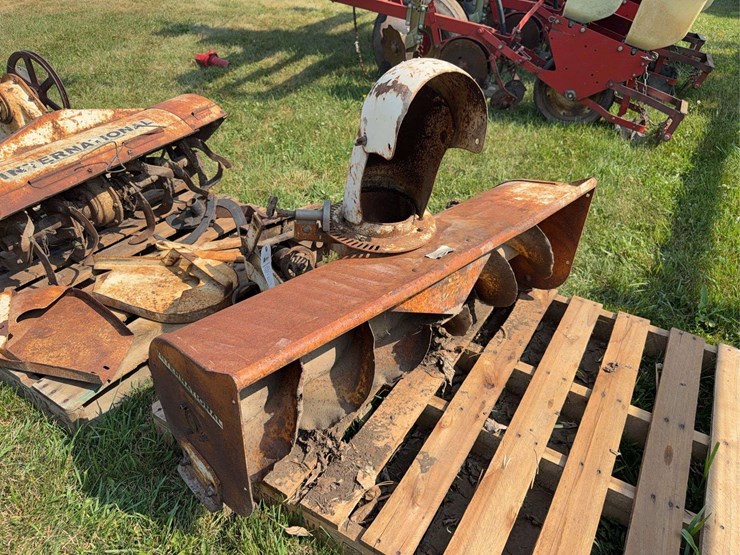cub-cadet-qa-42-snow-blower-image-1