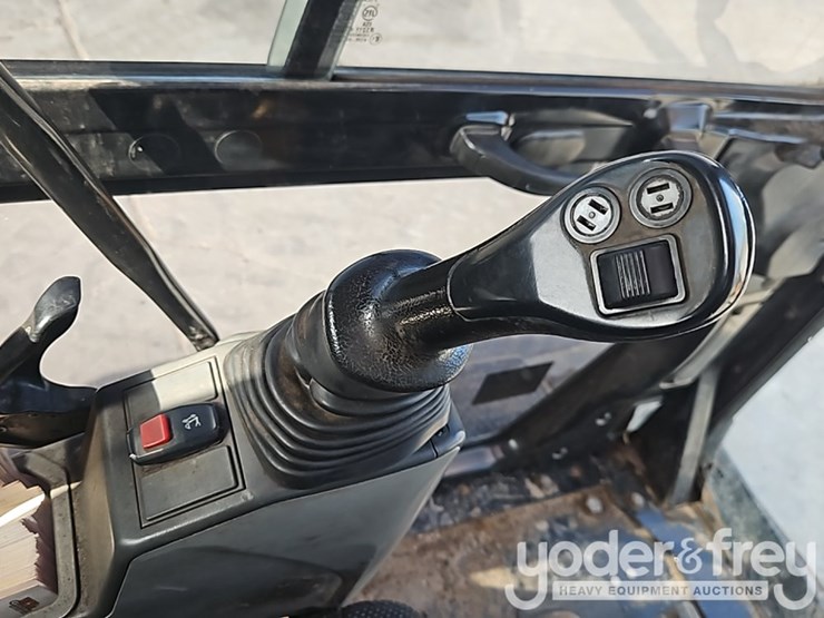 2019-caterpillar-323-image-35