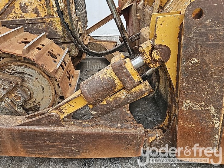 2014-caterpillar-d6t-image-13