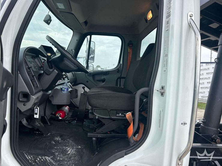 2021-freightliner-m2-106-image-13