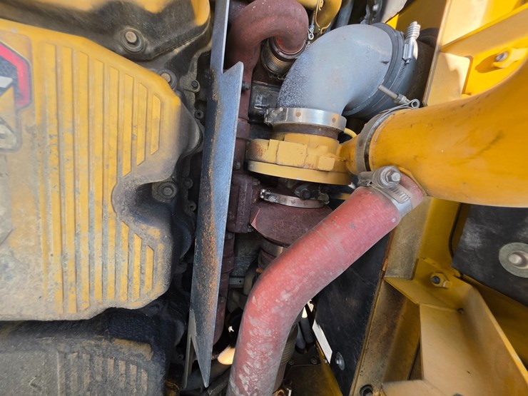 2023-caterpillar-374-image-23