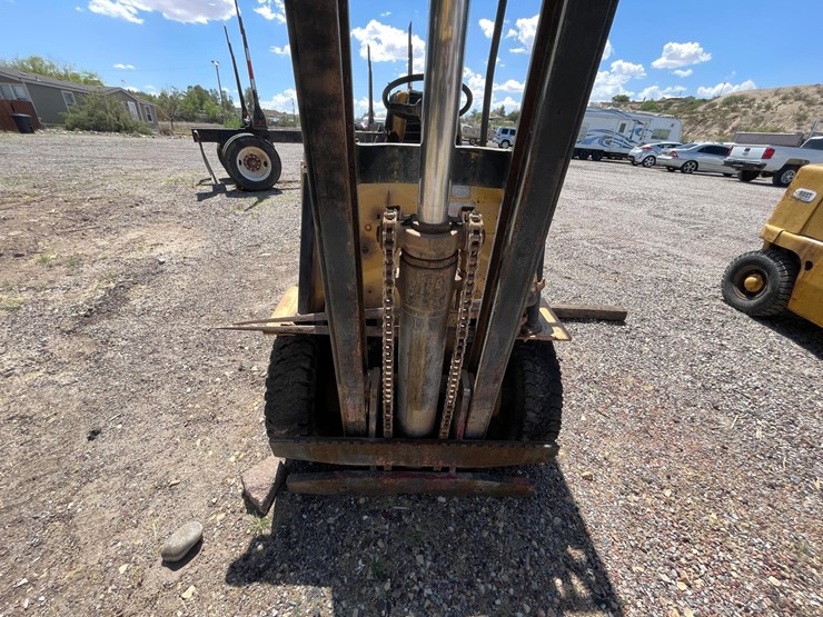 #2002-•-v30b-forklift-image-11
