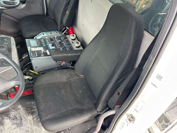 2019-freightliner-m2-106-image-42