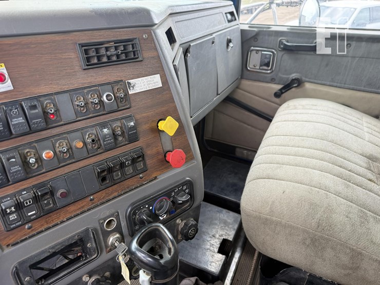 2001-western-star-4900-image-43