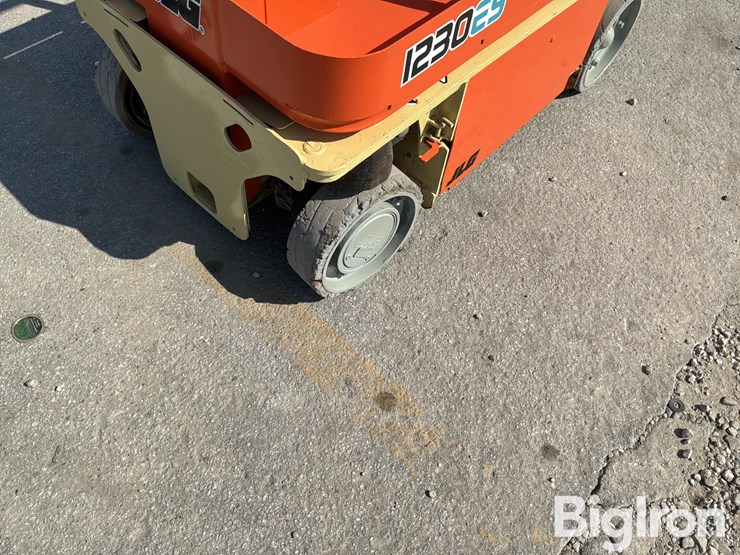2017-jlg-1230es-image-13