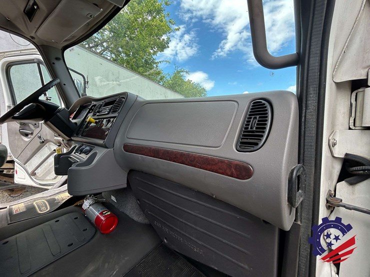 2015-freightliner-m2-t/a-flatbed-truck-image-93