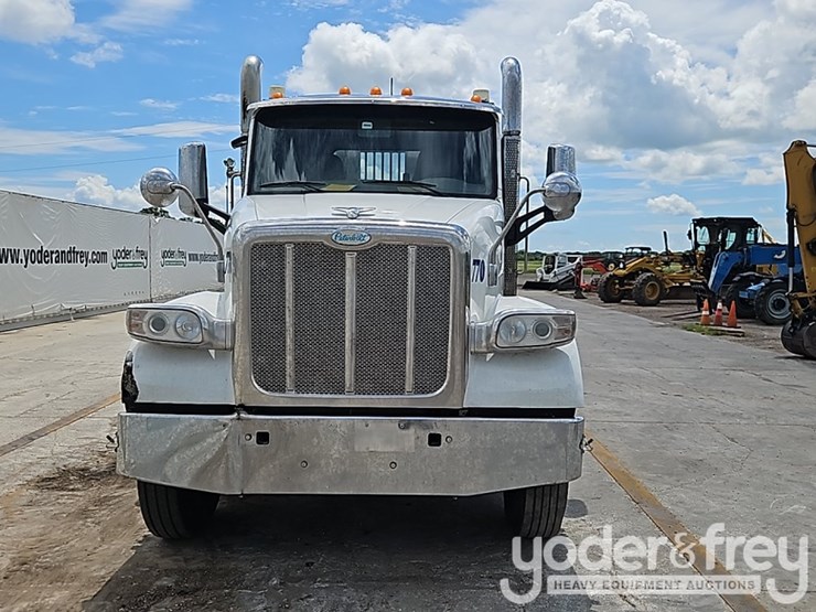 2018-peterbilt-567-image-11