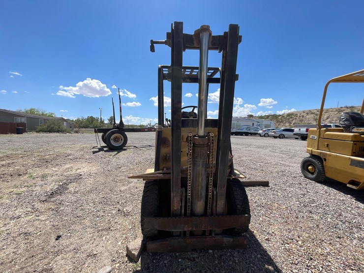 #2002-•-v30b-forklift-image-10