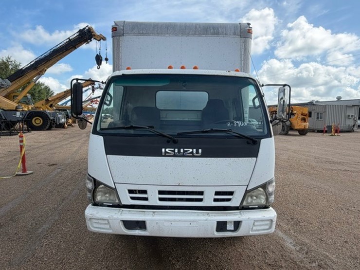 2007-isuzu-npr-image-6