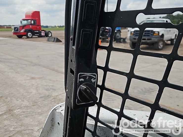 2023-bobcat-t740-image-29