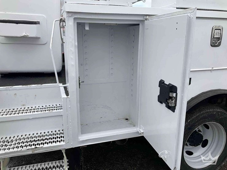 2015-ford-f550-image-21