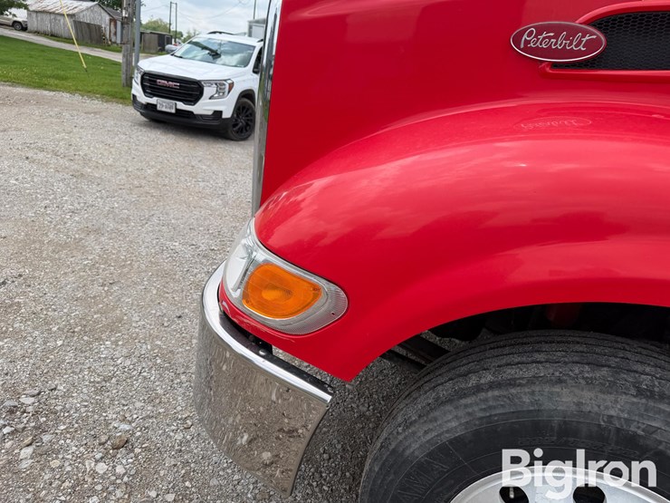 2010-peterbilt-384-image-15