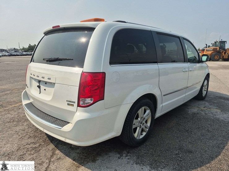 2017-dodge-grand-caravan-crew-image-5