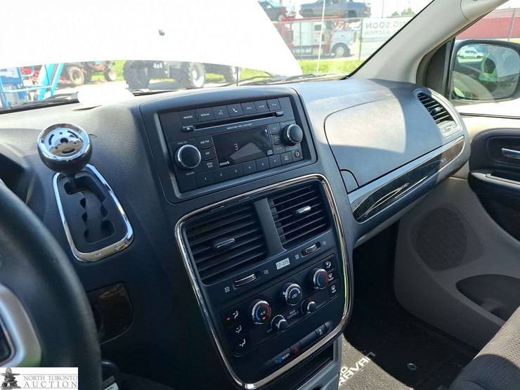 2014-dodge-grand-caravan-sxt-image-13