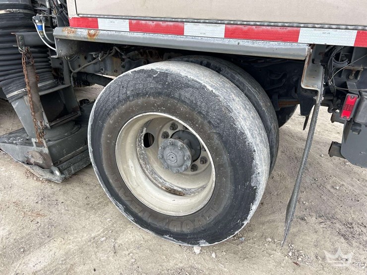 2019-freightliner-m2-106-image-60