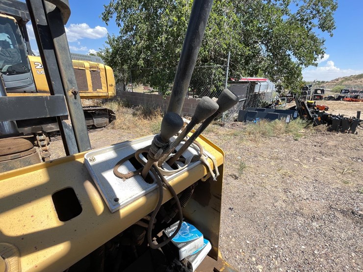 #2002-•-v30b-forklift-image-27