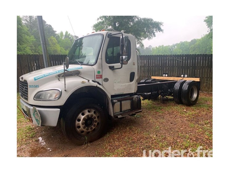 2015-freightliner-m2-image-1