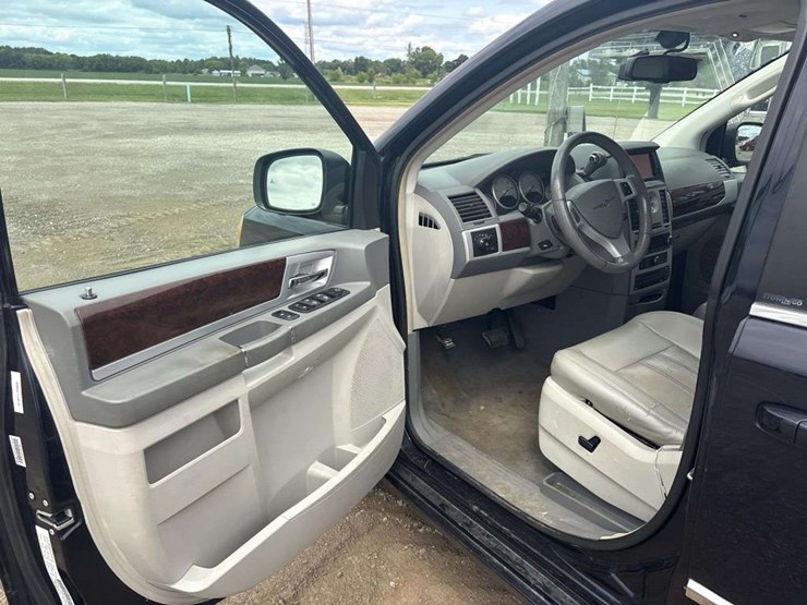 2010-chrysler-town-&-country-image-12