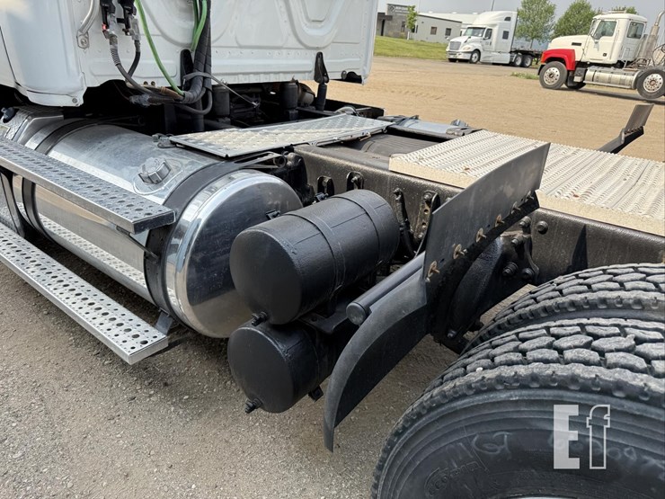 2013-freightliner-cascadia-113-image-35