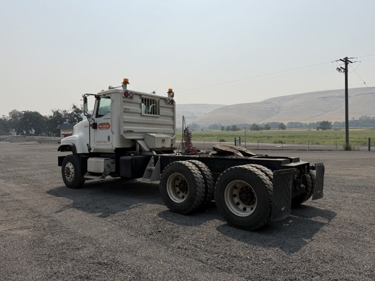 2004-international-5500i-t/a-truck-tractor-image-3