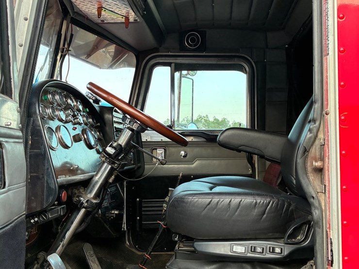 1982-peterbilt-359-image-8
