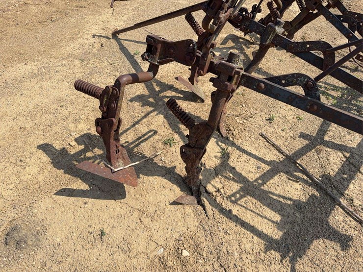 international-harvester-221-mounted-cultivator-image-6