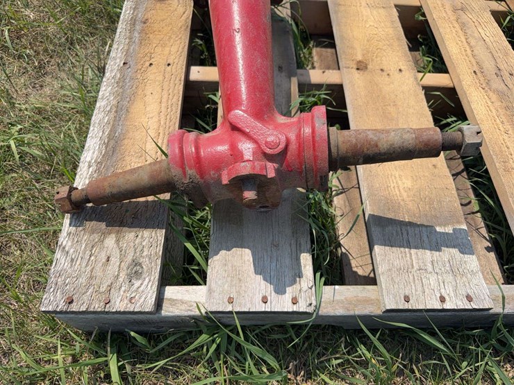 (2)-farmall-front-pedestals-and-(2)-hubs-image-5