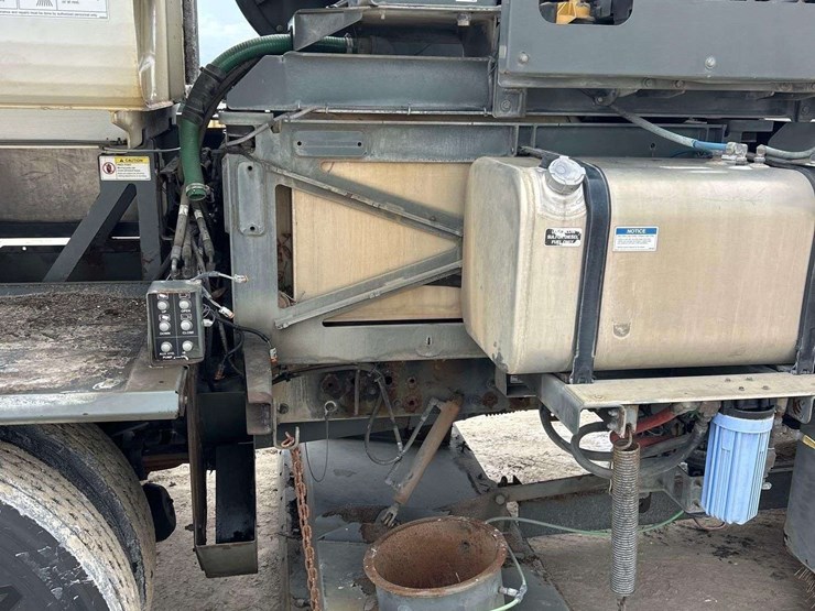 2019-freightliner-m2-106-image-25