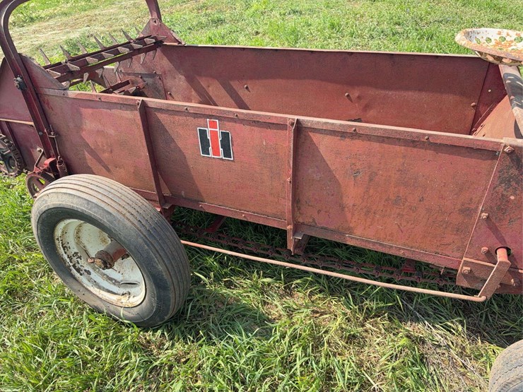 international-harvester-horse-drawn-manure-spreader-image-12