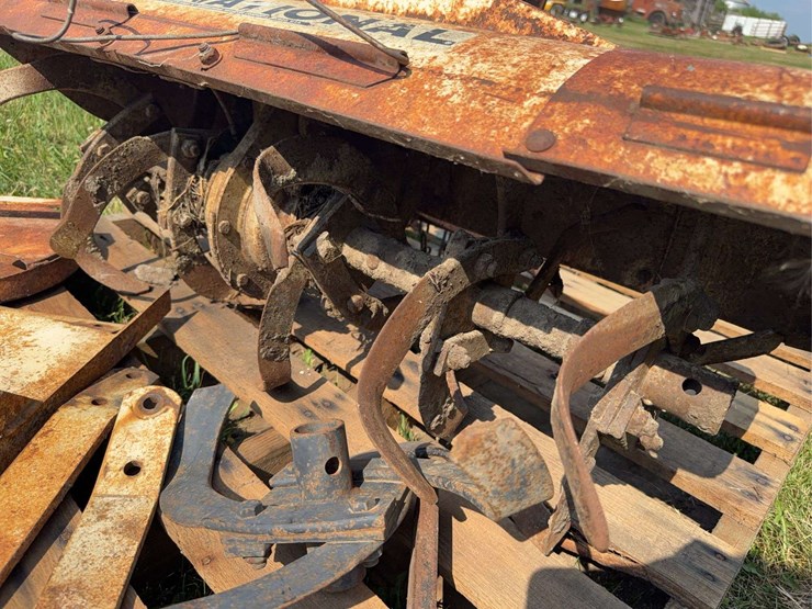 cub-cadet-rear-mounted-tiller-image-8