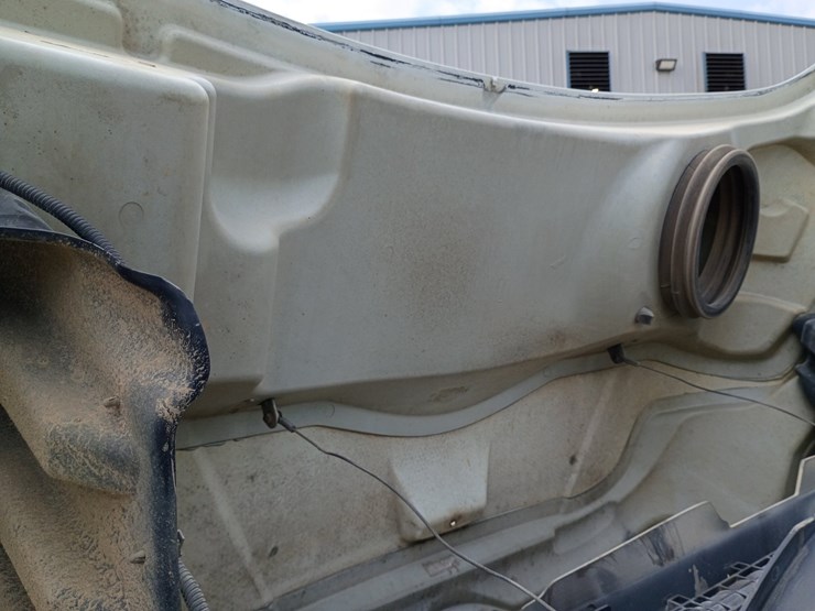 2013-freightliner-m2-106-image-23