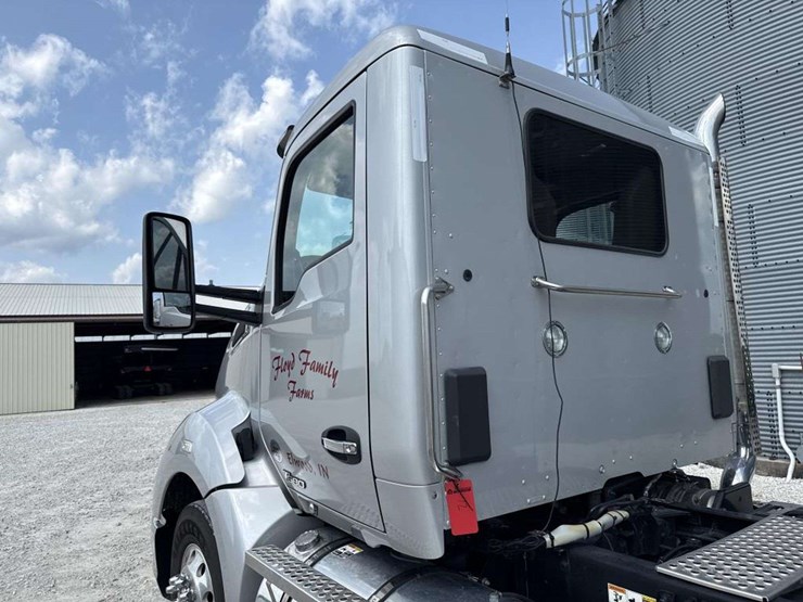 2014-kenworth-t680-image-10