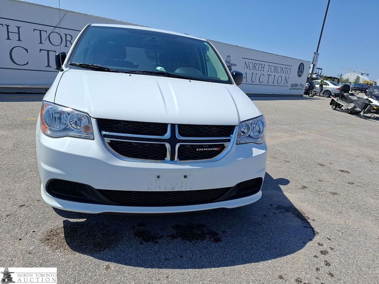 2014-dodge-grand-caravan-sxt-image-2