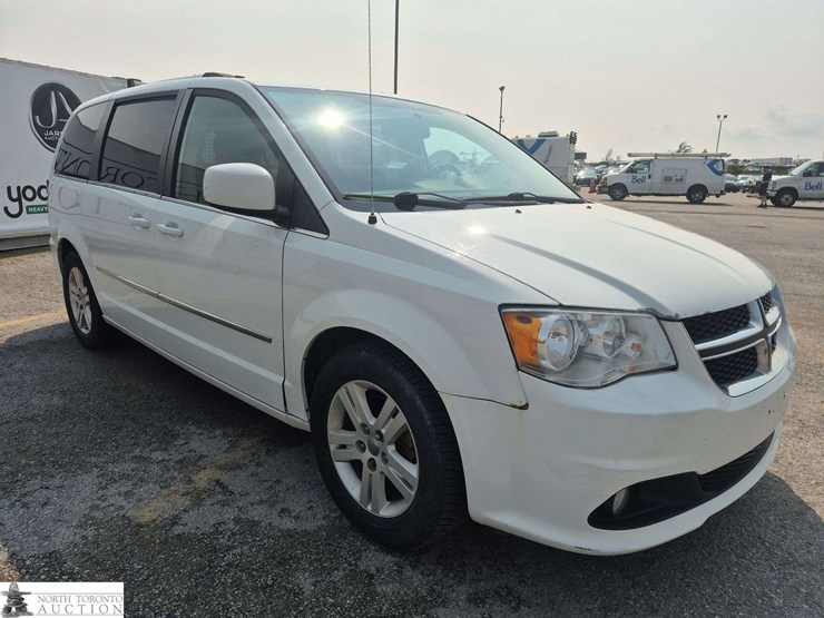 2017-dodge-grand-caravan-crew-image-3