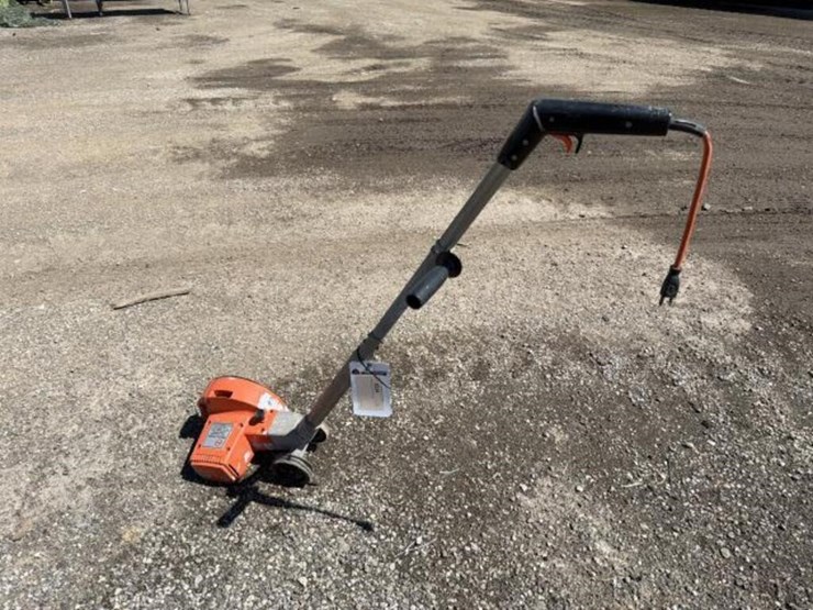 electric-black-and-decker-lawn-edger-image-1