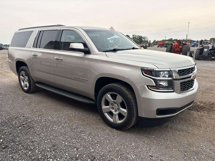 2016-chevrolet-suburban-image-6