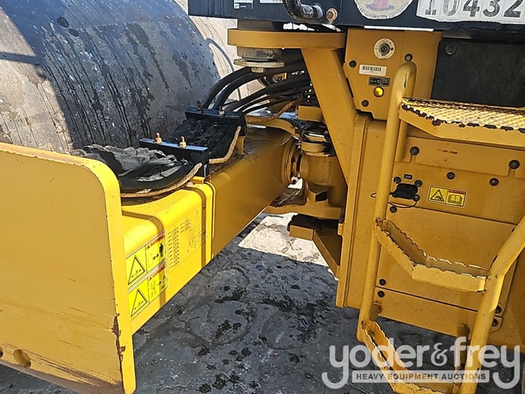 2018-caterpillar-cs54b-image-16