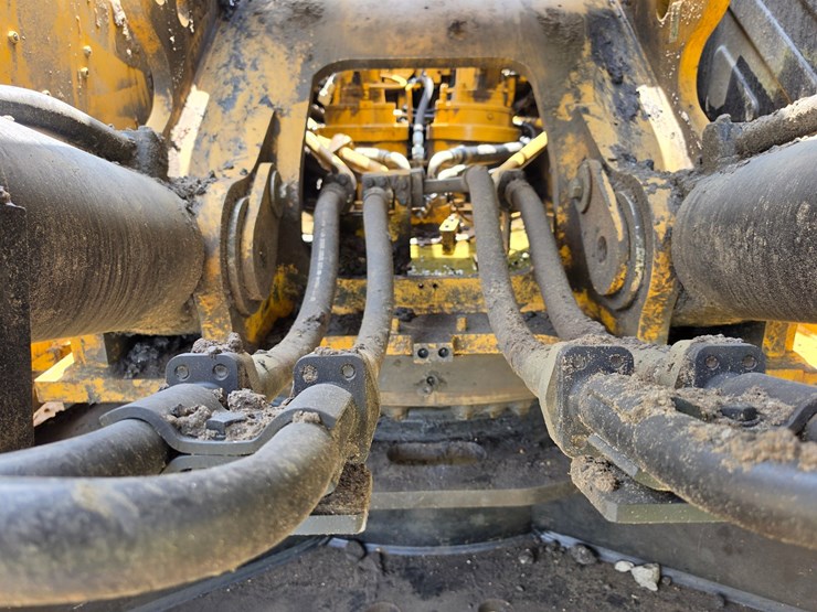 2023-caterpillar-374-image-92