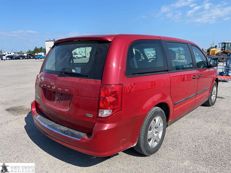 2013-dodge-grand-caravan-sxt-image-5